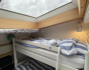 Knusse kinderkamer met dakraam in VZ934 Bungalow in Ouddorp, vakantiehuis in Zuid-Holland.