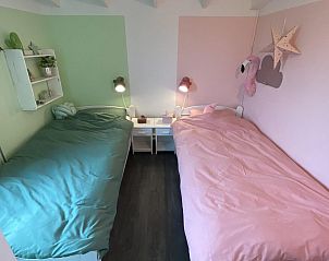 Tweede slaapkamer met kleurrijke inrichting in VZ934 Bungalow in Ouddorp, gelegen in Zuid-Holland.