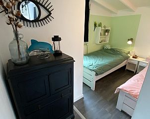 Sfeervolle kinderkamer in VZ934 Bungalow in Ouddorp met speelse decoratie in Goeree-Overflakkee.