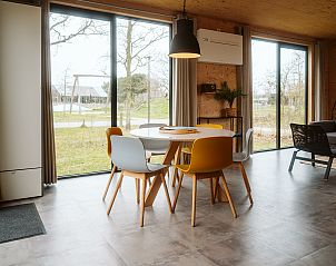 Moderne eetruimte in Duunroos vakantiewoning, Ouddorp, met veel lichtinval.