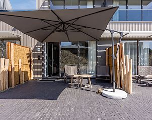 Elegant eingerichtete Sitzecke in der 2-Bett-Wohnung 2L, Ouddorp, mit modernem Fernseher und stilvoller Einrichtung.