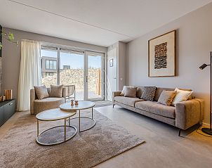 Moderne Kche in der 2-Bett-Wohnung 2L, Ouddorp, Goeree-Overflakkee, mit Bar und bequemen Sitzgelegenheiten.