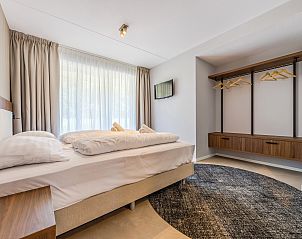 Weiche Handtcher im Schlafzimmer der 2-Bett-Wohnung 2L, Ouddorp, Goeree-Overflakkee, fr einen angenehmen Aufenthalt.