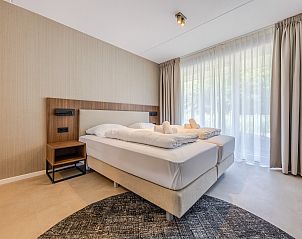 Gerumiges Schlafzimmer mit Kleiderschrank in der 2-Zimmer-Wohnung 2L, Ouddorp, Goeree-Overflakkee, bietet viel Stauraum.