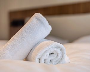 Modernes Badezimmer in der 2-Bett-Wohnung 2L, Ouddorp, Goeree-Overflakkee, mit stilvollem Waschbecken und Spiegel.