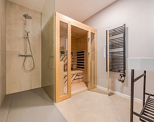 Luxurises Badezimmer mit Sauna in der 2-Bett-Wohnung 2L, Ouddorp, Goeree-Overflakkee, fr ultimative Entspannung.