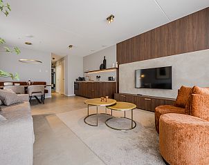 Helles Wohnzimmer mit groen Fenstern in der 2-4-Bett-Wohnung 2-4C, Ouddorp, Goeree-Overflakkee, ideal zum Entspannen.