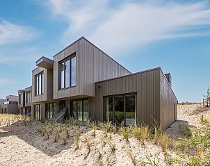 Stilvolle Sitzecke in der 2-4-Bett-Wohnung 2-4C, Ouddorp, Goeree-Overflakkee, mit moderner Kunst an der Wand.