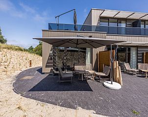 Gemtliche Sitzecke mit Blick auf die Terrasse in der 2-4-Bett-Wohnung 2-4C, Ouddorp, Goeree-Overflakkee.