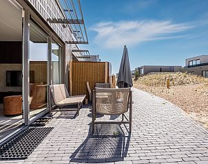 Modernes Wohnzimmer mit Flachbildfernseher in der 2-4-Bett-Wohnung 2-4C, Ouddorp, Goeree-Overflakkee.