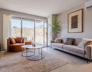 Essecke in der 2-4-Bett-Wohnung 2-4C, Ouddorp, Goeree-Overflakkee, mit stilvollem Tisch und bequemen Sthlen.