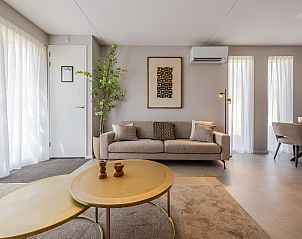 Gerumiges Esszimmer in der 2-4-Bett-Wohnung 2-4C, Ouddorp, Goeree-Overflakkee, mit viel Tageslicht.