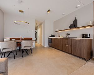 Detail der Kchenarbeitsplatte in der 2-4-Bett-Wohnung 2-4C, Ouddorp, Goeree-Overflakkee, mit stilvoller Einrichtung.