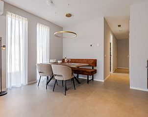 Terrasse mit Sonnenschirm in 2-4-Bett-Wohnung 2-4C, Ouddorp, Goeree-Overflakkee, umgeben von Dnen.