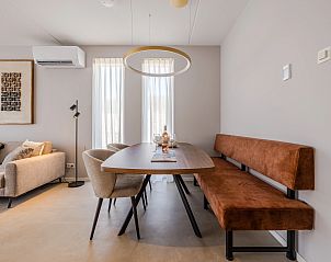 Sonnige Terrasse mit Sitzgelegenheit in der 2-4-Bett-Wohnung 2-4C, Ouddorp, Goeree-Overflakkee, ideal fr Entspannung im Freien.