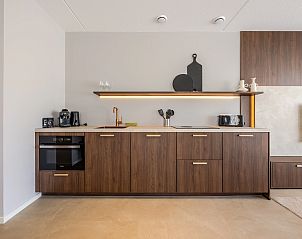 Frische Handtcher im Schlafzimmer der 2-4-Bett-Wohnung 2-4C, Ouddorp, Goeree-Overflakkee.