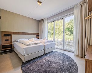 Schlafzimmer mit Blick auf die Natur in 2-4-Bett-Wohnung 2-4C, Ouddorp, Goeree-Overflakkee.