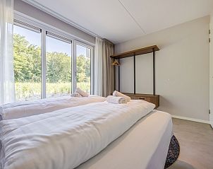 Modernes Badezimmer mit begehbarer Dusche in der 2-4-Bett-Wohnung 2-4C, Ouddorp, Goeree-Overflakkee.