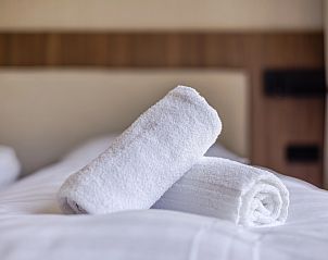 Stilvolle Dusche und Waschbecken in der 2-4-Bett-Wohnung 2-4C, Ouddorp, Goeree-Overflakkee.