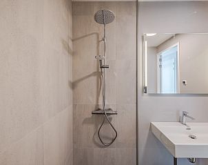 Gemtliches Schlafzimmer mit Etagenbett in der 2-4-Bett-Wohnung 2-4C, Ouddorp, Goeree-Overflakkee.