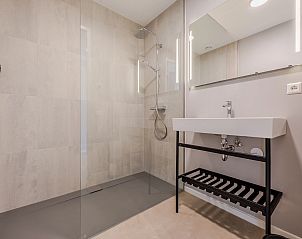 Auenansicht der 2-4-Bett-Wohnung 2-4C, Ouddorp, Goeree-Overflakkee, mit moderner Architektur und Dnenlandschaft.