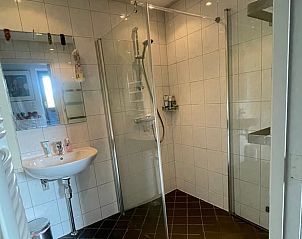 Stilvolles Badezimmer mit Glasdusche im Ferienhaus in Goedereede, Goeree-Overflakkee.