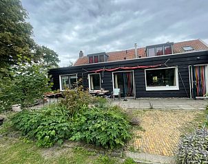 Gerumige Terrasse im Ferienhaus in Goedereede, umgeben von grner Natur, Sdholland.