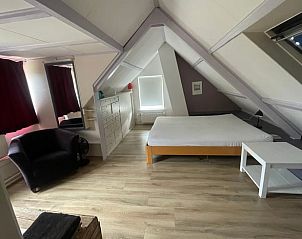 Schlafzimmer mit Dachschrge und Holzboden im Ferienhaus in Goedereede, Goeree-Overflakkee.