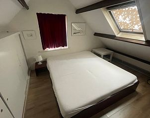 Gemtliches Schlafzimmer mit Dachfenster im Ferienhaus in Goedereede, Sdholland.