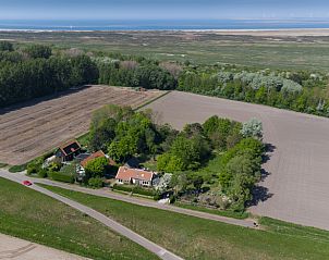 Luftaufnahme des Ferienhauses in Goedereede, umgeben von Natur und Feldern, Sdholland.