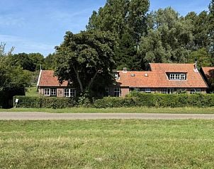 Gezellige vakantiewoning in Goedereede met rood dak en groene omgeving in Zuid-Holland.