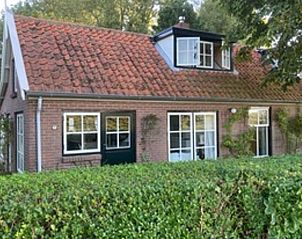 Knus vakantieverblijf in Goedereede met rode dakpannen en groene haag in Zuid-Holland.