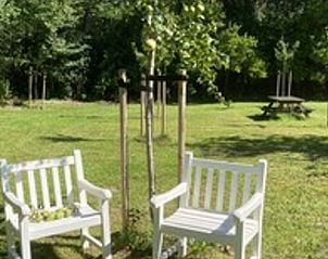 Rustige tuin met zitjes bij Vakantiehuisje in Goedereede, omgeven door natuur in Zuid-Holland.