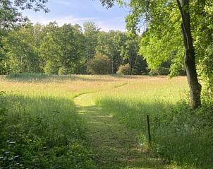 Wandelpad door weelderige natuur bij Vakantiehuisje in Goedereede op Goeree-Overflakkee.