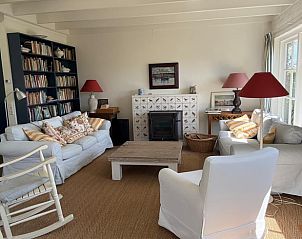 Comfortabele zithoek in Vakantiehuisje in Goedereede met open haard en natuurlijke lichtinval.