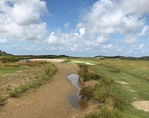 Uitgestrekte velden en duinen rondom Vakantiehuisje in Goedereede in Zuid-Holland.