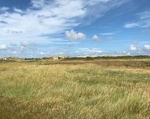 Landelijke omgeving met hooibalen bij Vakantiehuisje in Goedereede op Goeree-Overflakkee.