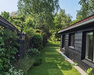 Groene tuinpad bij Huisje in Goedereede, vakantieaccommodatie in Zuid-Holland.