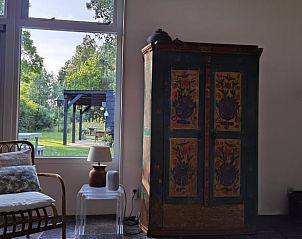 Vintage kast in de woonkamer van Huisje in Goedereede, vakantiehuis in Goeree-Overflakkee.