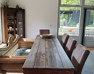 Eetkamer met houten tafel in Huisje in Goedereede, vakantieverblijf in Zuid-Holland.