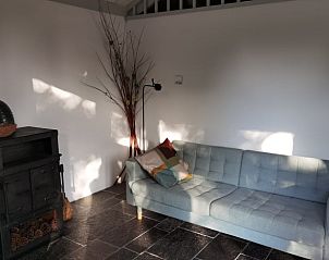 Knusse zithoek met houtkachel in Huisje in Goedereede, vakantiehuis in Goeree-Overflakkee.