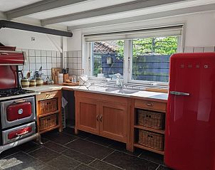 Retro keuken met Smeg koelkast in Huisje in Goedereede, vakantieaccommodatie in Zuid-Holland.