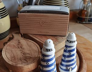 Detail van keukenaccessoires in Huisje in Goedereede, vakantieverblijf in Zuid-Holland.