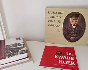 Boeken en decoratie in Huisje in Goedereede, vakantieaccommodatie in Zuid-Holland.