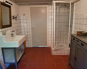 Stijlvolle badkamer met douche in Huisje in Goedereede, vakantiehuis in Goeree-Overflakkee.