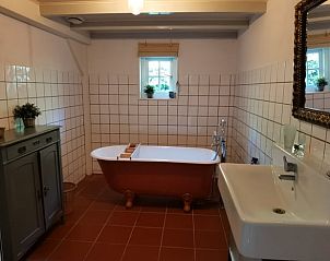 Luxe badkamer met bad in Huisje in Goedereede, vakantieverblijf in Zuid-Holland.