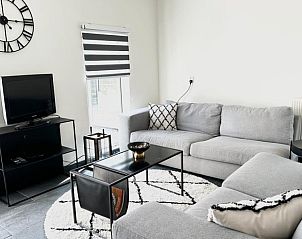 Gezellige woonkamer van Beach House 43 in Herkingen, Goeree-Overflakkee, met moderne inrichting en comfortabele zithoek.