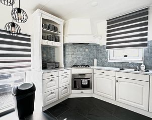 Moderne keuken in Beach House 43, een vakantiehuis in Herkingen, Goeree-Overflakkee, Zuid-Holland, met stijlvolle inrichting en veel lichtinval.