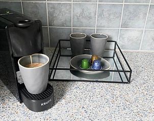 Geniet van een vers kopje koffie in Beach House 43, een vakantiehuis in Herkingen, Goeree-Overflakkee, Zuid-Holland.