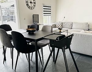 Gezellige woonkamer van Beach House 43 in Herkingen, Goeree-Overflakkee, met moderne inrichting en ruime zithoek.